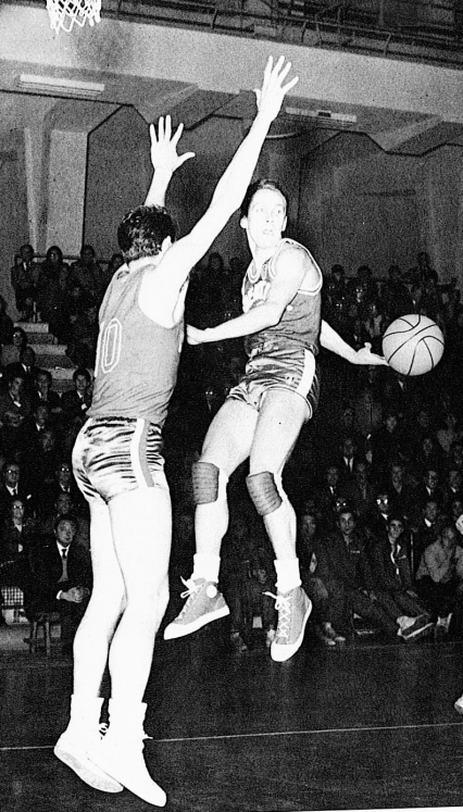 Riminucci con le mitiche "scarpette rosse" esegue un passsaggio dietro la schiena spettacolare